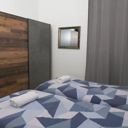 Stylish 2 Bedroom Centre With Terrace And Views *