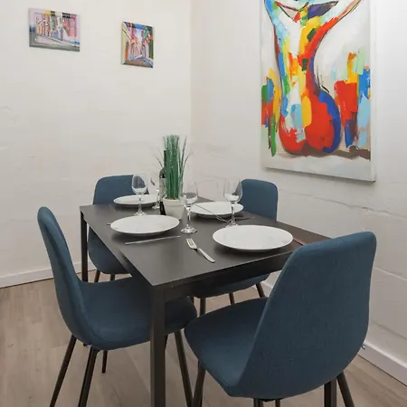 Stylish 2 Bedroom Centre With Terrace And Views Apartmán