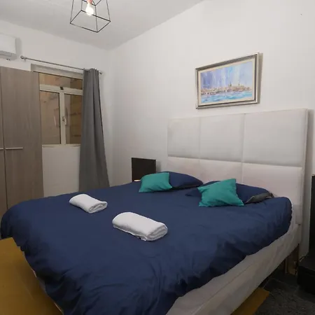 Stylish 2 Bedroom Centre With Terrace And Views * Valletta