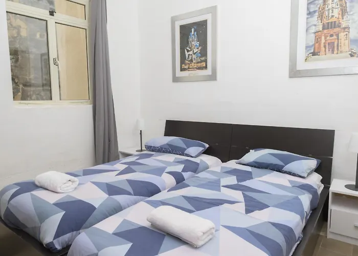 Stylish 2 Bedroom Centre With Terrace And Views *