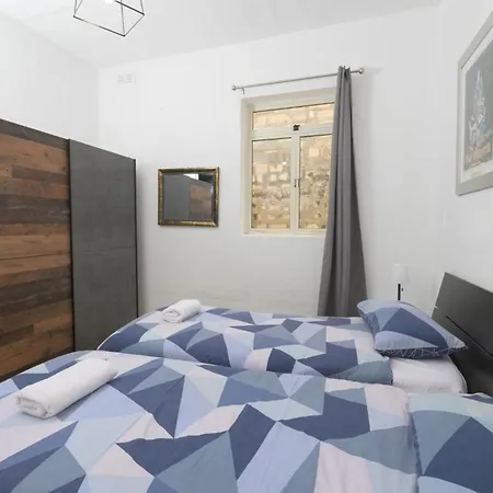 Stylish 2 Bedroom Centre With Terrace And Views Apartman