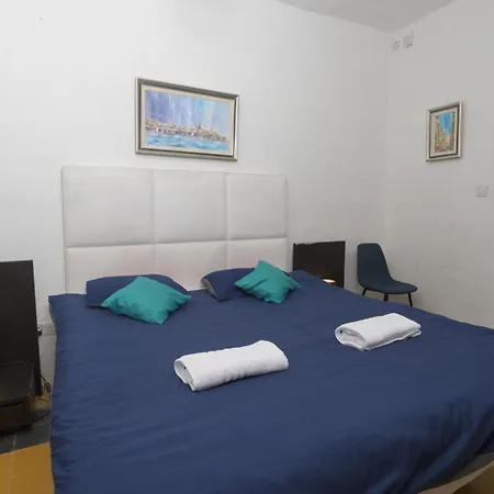 Stylish 2 Bedroom Centre With Terrace And Views La Valeta