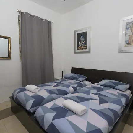 Stylish 2 Bedroom Centre With Terrace And Views Apartament *