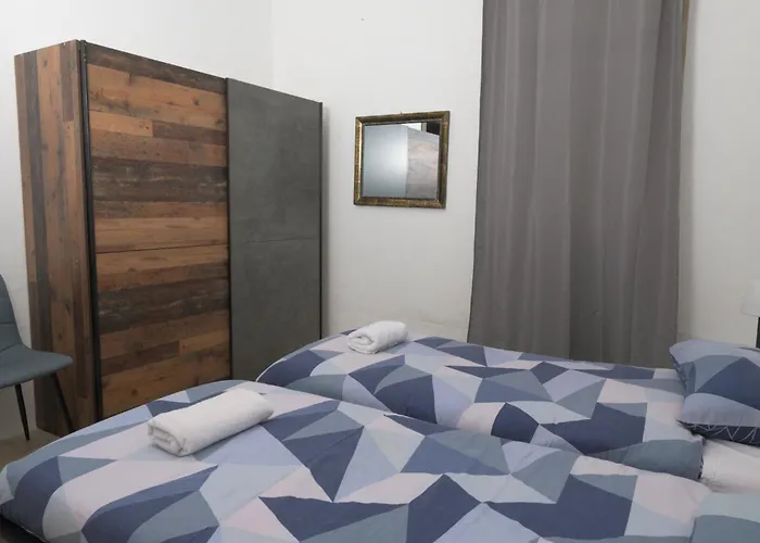 Stylish 2 Bedroom Centre With Terrace And Views *