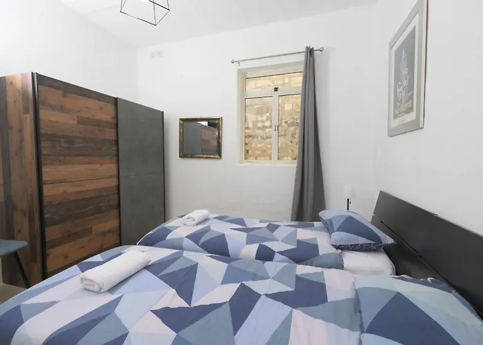 Stylish 2 Bedroom Centre With Terrace And Views Apartment