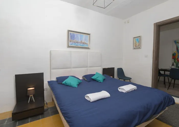 Stylish 2 Bedroom Centre With Terrace And Views Apartment *