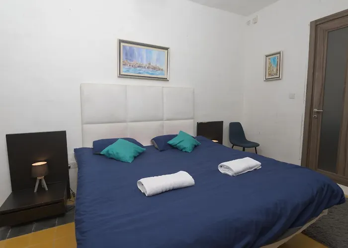 Stylish 2 Bedroom Centre With Terrace And Views Valletta