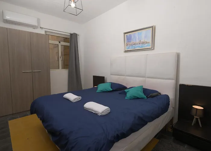 Stylish 2 Bedroom Centre With Terrace And Views * Valletta