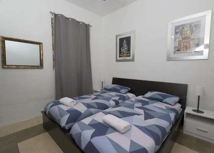 Stylish 2 Bedroom Centre With Terrace And Views Apartment *